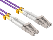 Kwizicelo ezisebenzayo, sisiphi isantya sokuhambisa kwentambo ye-OM4 fiber optic?