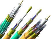 Isikhokelo esineenkcukacha Kwiintlobo zeentambo zeFiber Optic: Indlela Yokukhetha Okufanelekileyo Kwiimfuno Zakho