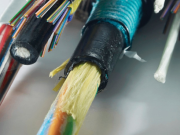 Isiboniso esigqibeleleyo seeFiber Optic Cable: Ukusuka kwiMode enye ukuya kwiMode eninzi, Ukuqonda Iimpawu Zazo Ezikhethekileyo